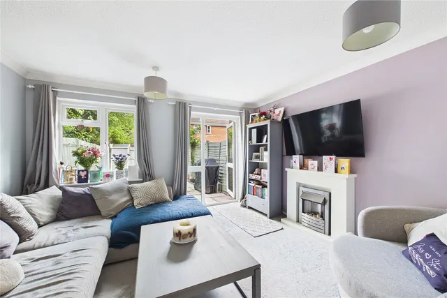 Arthur Close, Bagshot, GU19, photo 3