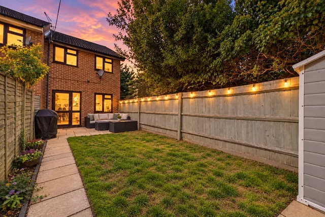 Arthur Close, Bagshot, GU19, photo 2