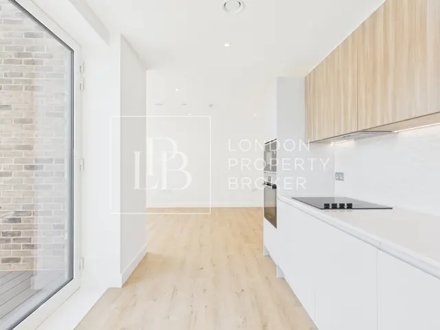Southlake Road, London, SE28, photo 3