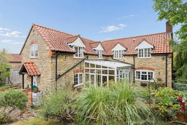 3 bedroom house, The Square, Yardley Hastings