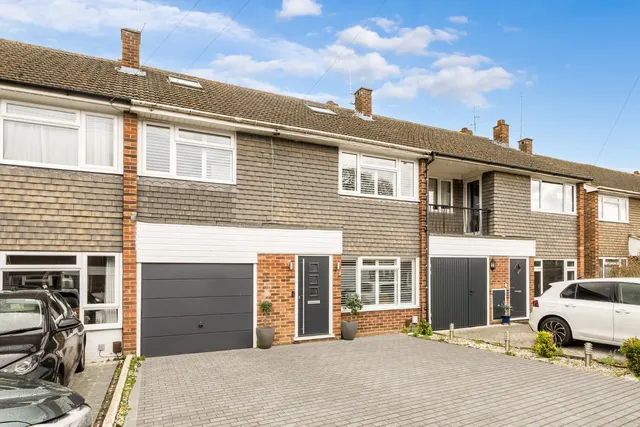 Wey Barton, Byfleet, KT14, photo 1