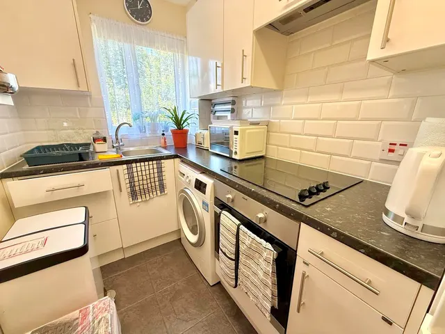 Photo 3 — Oak Close, Dunstable LU5 4DJ