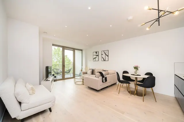 Balham High Road, SW17, photo 1