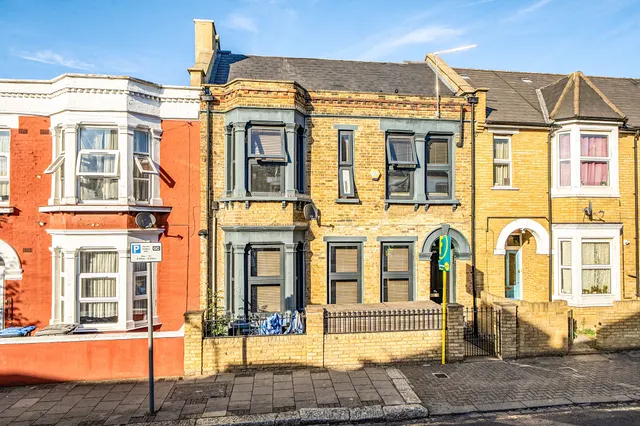London, NW2, photo 1