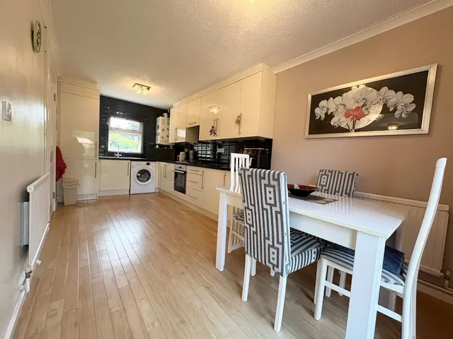 Photo 3 — Skipton Close, Stevenage, SG2 8TN