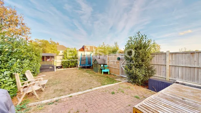 Costons Lane, Greenford, UB6, photo 1