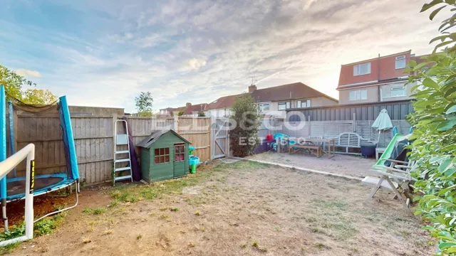 Costons Lane, Greenford, UB6, photo 2