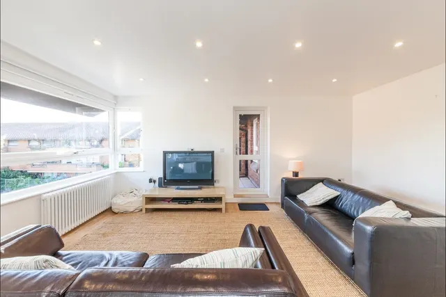 Don Phelan Close, SE5, photo 1