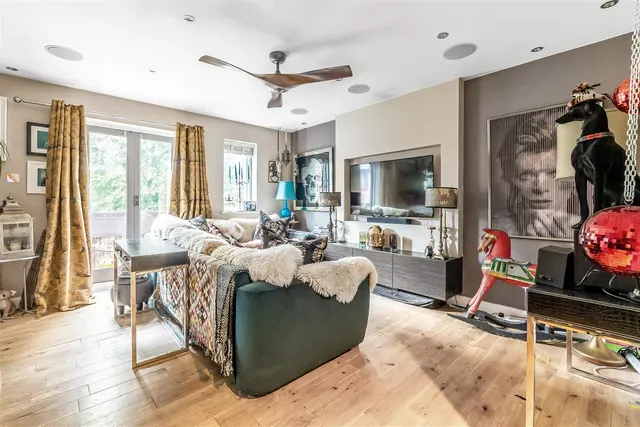Beechwood Park, Leatherhead, KT22, photo 2