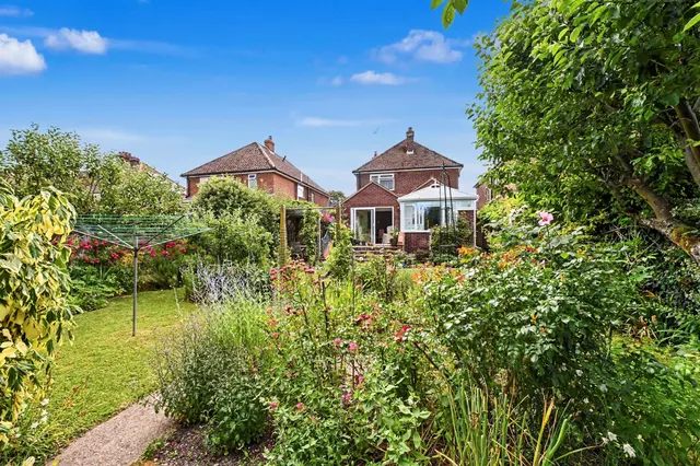 3 bedroom house — Church Road, Pitstone, Leighton Buzzard