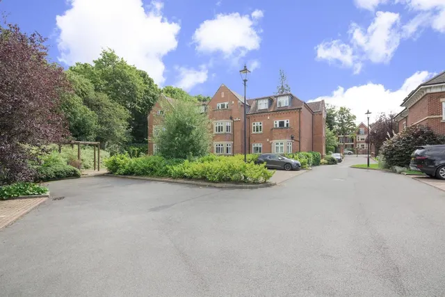 2 bedroom flat, Sandmoor Avenue, Leeds, LS17