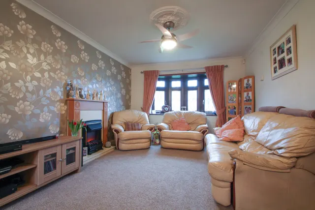 Photo 2 — Badlow Close, Erith