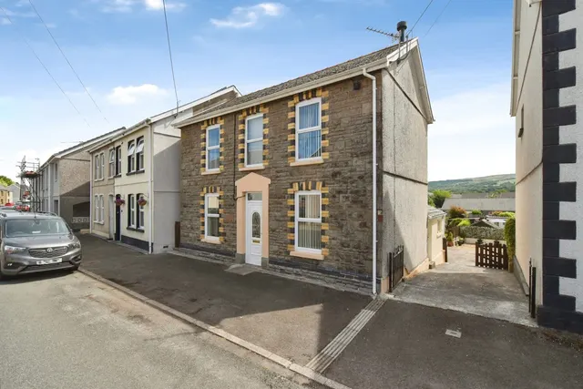 New Road, Ammanford, SA18, photo 1