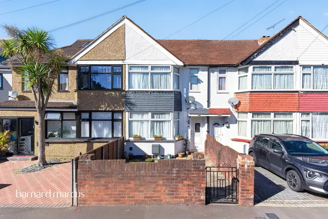 Cravan Avenue, Feltham, TW13, photo 1