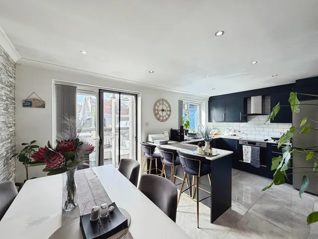 Photo 2 — Institute Road, Aldershot, GU12 4DA