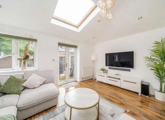 Photo 2 — Ashbourne Road, Tooting, CR4