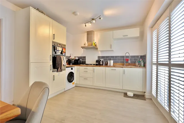 Hoad Crescent, Woking, GU22, photo 3