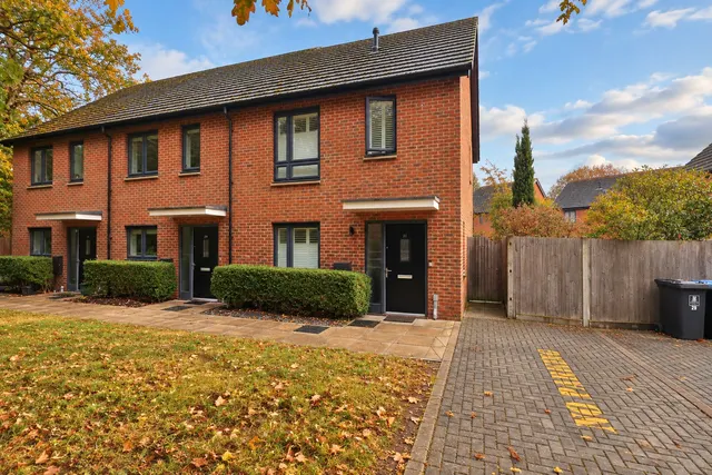 2 bedroom house, Hoad Crescent, Woking, GU22
