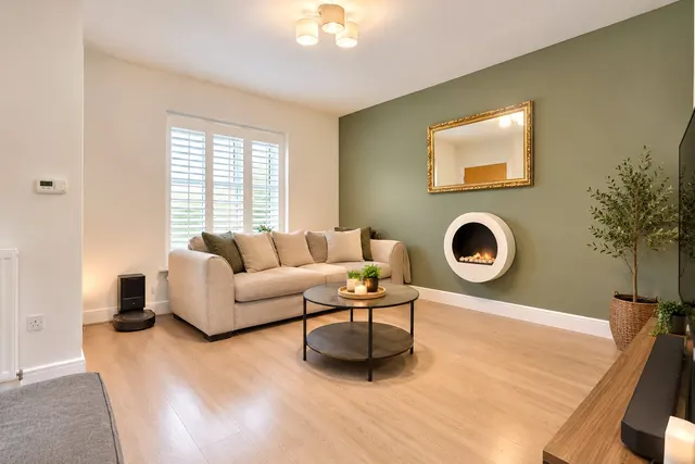 Hoad Crescent, Woking, GU22, photo 2