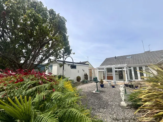 Compton Crescent, West Moors, BH22, photo 2