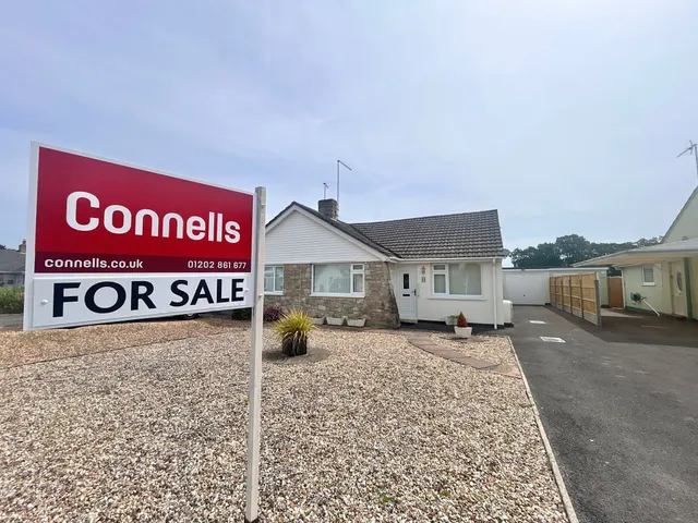 Compton Crescent, West Moors, BH22, photo 1