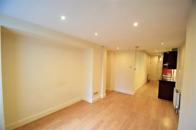 Chiswick High Road, W4, photo 3