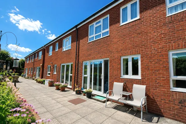 Westbury, photo 1