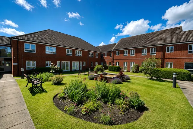 Westbury, photo 2
