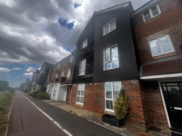 East Stour Way, TN24, photo 1