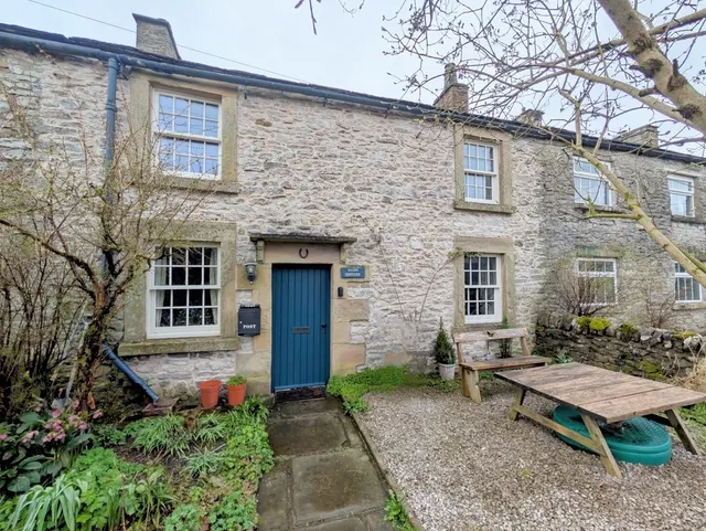 Earl Sterndale, Buxton, photo 1