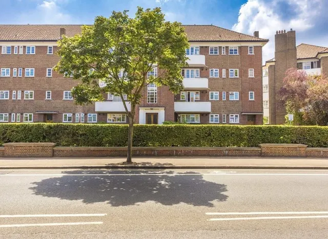 Courtlands, Richmond, TW10, photo 1