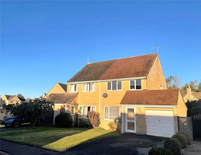 3 bedroom house, Alexander Drive, Cirencester, GL7