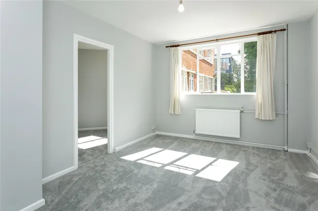 Upper Richmond Road, London, SW15, photo 1