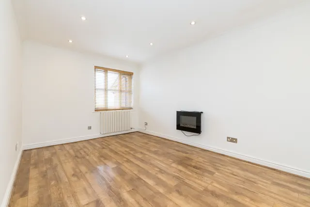 St. James Court, Standish, WN6, photo 3