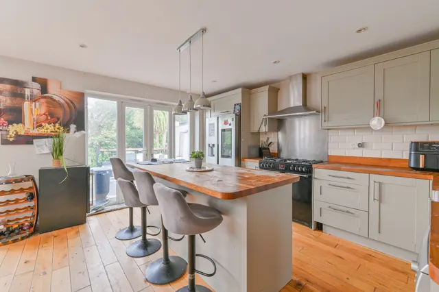 70 Mayday Gardens, London, photo 1