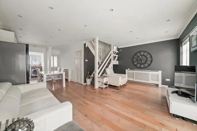 Photo 2 — Claremont Close, Orpington, kent, BR6 7AD