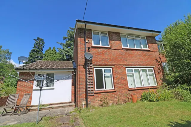 1 bedroom house, Forest Road, Colgate, RH12