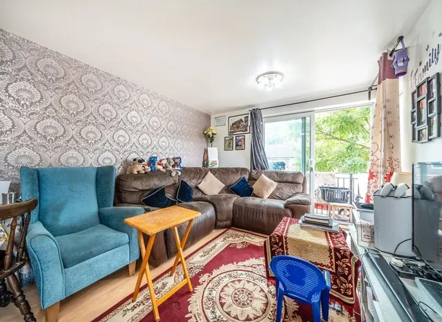 Photo 3 — Blackburn Way, Hounslow, TW4
