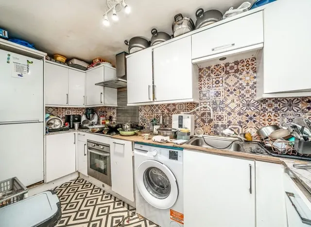 Photo 2 — Blackburn Way, Hounslow, TW4