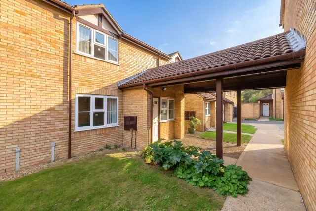 Harvest Court, St. Ives, PE27, photo 1