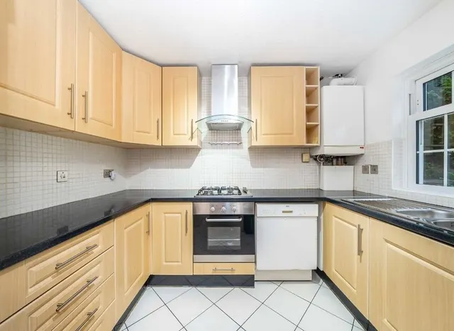 Langham Place, Chiswick, W4, photo 3