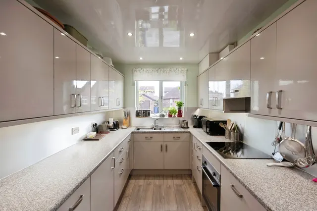 Bretton Close, Dunscroft, DN7, photo 2