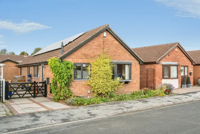 Bretton Close, Dunscroft, DN7, photo 1