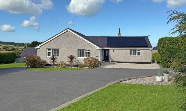 Pentraeth, LL75, photo 1