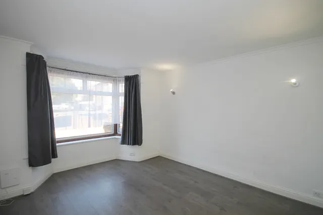 Robin Hood Way, Greenford, UB6, photo 2