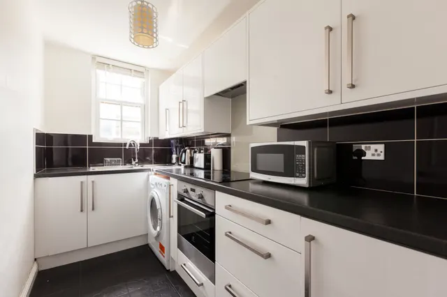 Photo 2 — Flat 7 Hamilton Lodge, 2 Cleveland Grove, London