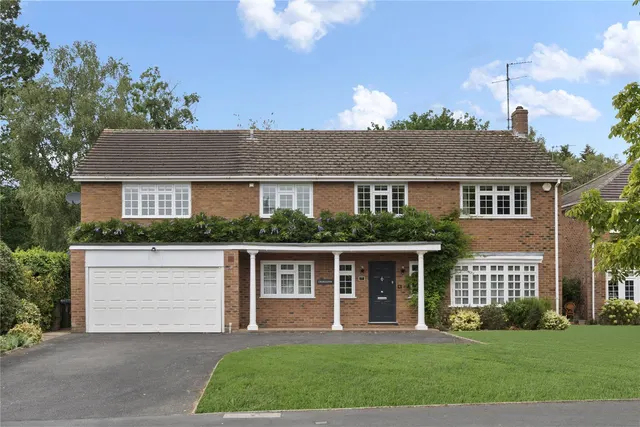 Pine Walk, Cobham, KT11, photo 1