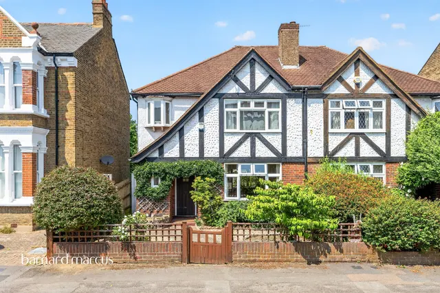 Chestnut Grove, New Malden, photo 1
