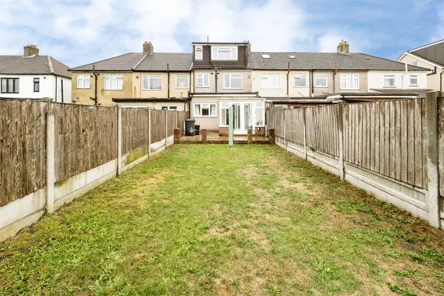 Western Avenue, Dagenham, RM10, photo 2