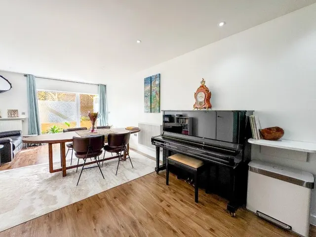 Rolfe Terrace, Woolwich, SE18, photo 3